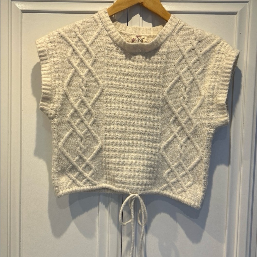 Hippie Rose. Ivory Cable Knit Sweater Tee/Vest. Excellent condition.